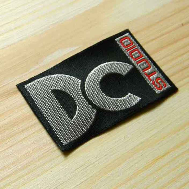 Пришивная этикетка с шелком "DC" 7,5х3,5 см